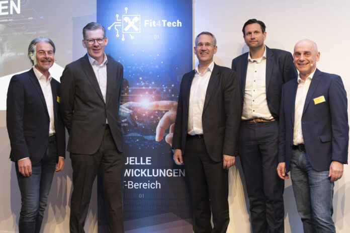 Fit4Tech Gruppenfoto: Dietmar Pucher, Roland Mechtler, Wolfgang Kuhnert, Geschäftsleiter RB Wr. Neustadt-Schneebergland, Matthias Trost, Abteilungsleiter Strategie/IT/RB-Beratung Service, RLB Burgenland, und Christian Urich, Bereichsleiter IT RLB NÖ-Wien