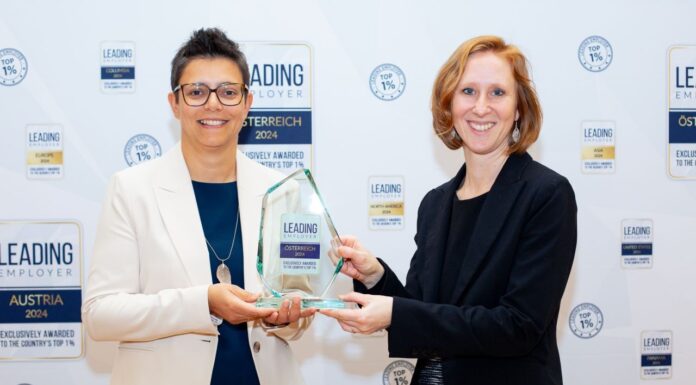 Abteilungsleiterin Michaela Schauer und Recruiterin Michaela Fritsch nahmen die Auszeichnung als „Leading Employer“ für die RWA entgegen.