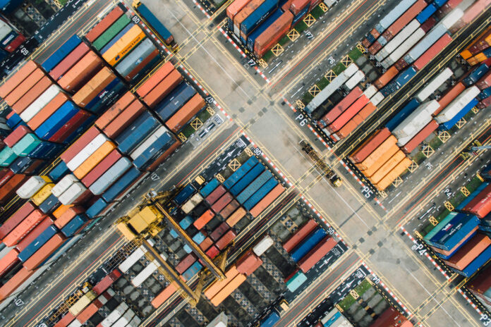 Symbolbild für den Exporttag. Ein Containerhafen von oben.