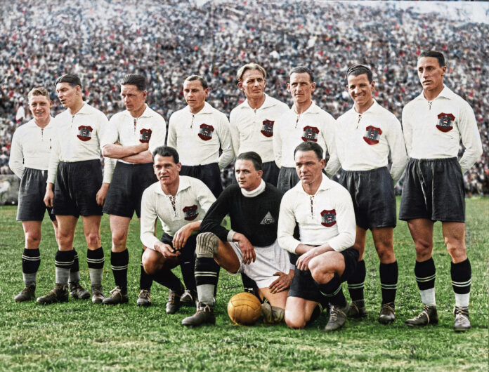 Die Mannschaft von Trainer Hugo Meisl ging als „Wunderteam“ in die Geschichte ein und gewann 1932 den Europapokal der Fußball-Nationalmannschaften.