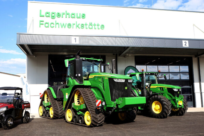 Der Raupenfahrwerk-Traktor John Deere 9RX war eines der Highlights bei der Eröffnung der neuen Lagerhaus Fachwerkstätte Enns.