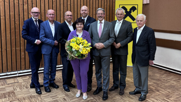 Gruppenfoto: Karl Hameder, Obmann-Stellvertreter Herbert Nast, Aufsichtsrats-Vorsitzender Franz Binder, Anna Haider, Manfred Leitner, Erwin Hameseder, Obmann Leopold Figl und Ehrenobmann Johann Mayerhofer