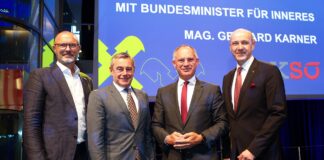 Gruppenbild: Andreas Pilsl, Heinrich Schaller, Gerhard Karner und Bernhard Marckhgott, Vorsitzender der Landesgruppe Oberösterreich des KSÖ, beim „Sicherheitspolitischen Abend“ in Linz