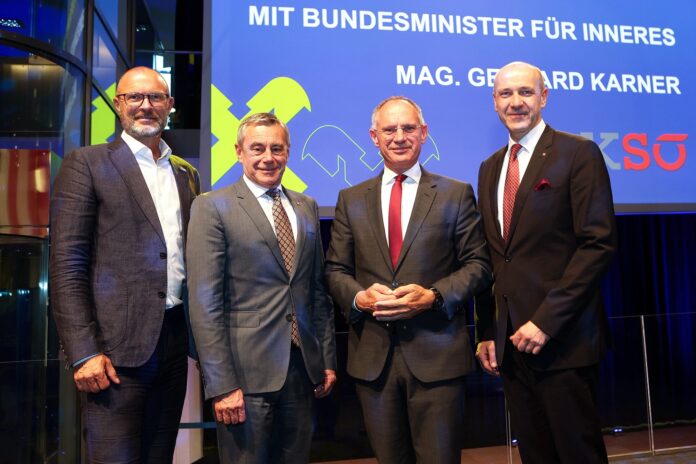 Gruppenbild: Andreas Pilsl, Heinrich Schaller, Gerhard Karner und Bernhard Marckhgott, Vorsitzender der Landesgruppe Oberösterreich des KSÖ, beim „Sicherheitspolitischen Abend“ in Linz