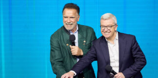 Startschuss: Arnold Schwarzenegger und Michael Höllerer eröffnen feierlich die neue Energie-Genossenschaft, die im Weinviertel errichtet worden ist.