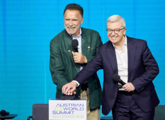 Startschuss: Arnold Schwarzenegger und Michael Höllerer eröffnen feierlich die neue Energie-Genossenschaft, die im Weinviertel errichtet worden ist.