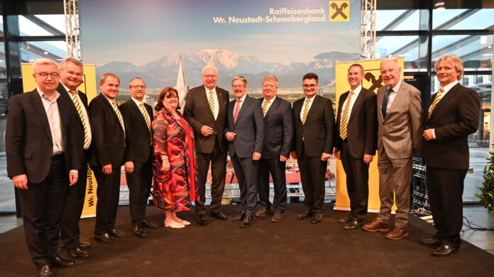 Gruppenfoto: Michael Höllerer, Gerhard Gabriel, Reinhold Soleder, Manfred Dopler, AR-Vorsitzende-Stv. Marion Handler, Erich Hütthaler, Erwin Hameseder, Martin Scherz, Meletios Kujumtzoglu, Wolfgang Kuhnert, Bürgermeister Klaus Schneeberger und AR-Vorsitzender Werner Kohlberger