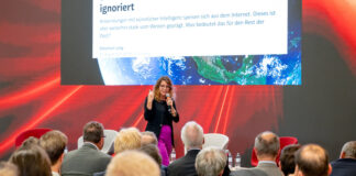 Carina Zehetmaier sprach unter anderem über die wachsenden Bedrohungen durch Deep Fakes.