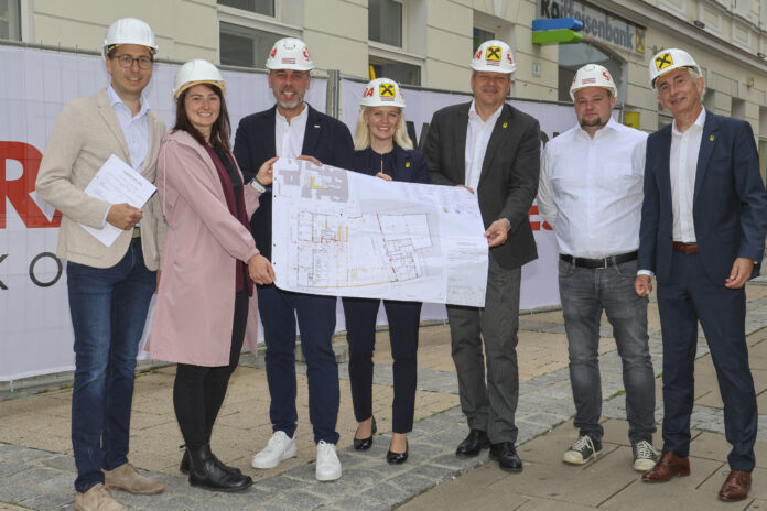 Architekt Paul Pfoser, Lisa Schallauer (RBR St. Pölten), Mario Hameseder (Strabag), Geschäftsleiter Ernestine Grießler und Thomas Schauer, Martin Pfeiffer (Strabag) und Geschäftsleiter Gerhard Buchinger.