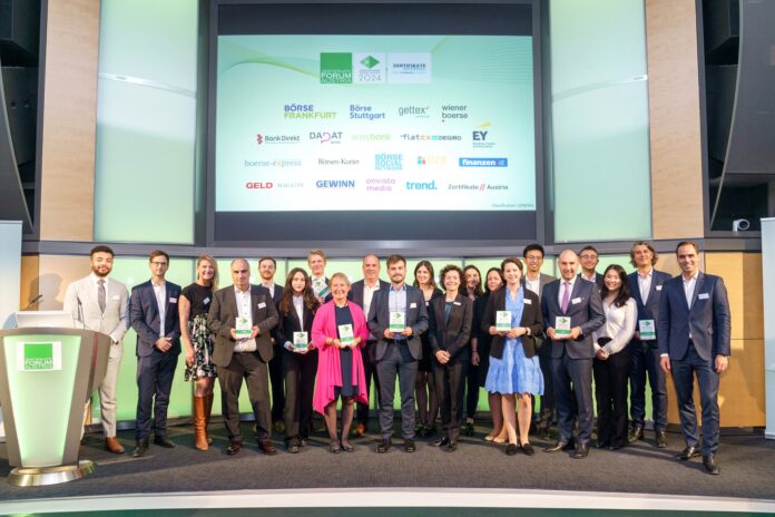 Gruppenbild: Das Raiffeisen-Zertifikate-Siegerteam freute sich mit Leiterin Heike Arbter (8. v. l.) über die Awards.