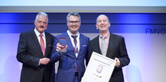 FMVÖ-Präsident Erich Mayer und Telemark-Marketing-Geschäftsführer Robert Sobotka überreichten Rainer Stelzer den Recommender-Award.