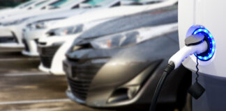 E-Tankstelle und Autos im Hintergrund als Symbolbild für Raiffeisen-Leasing