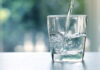 Wasser wird in ein Glas geleert