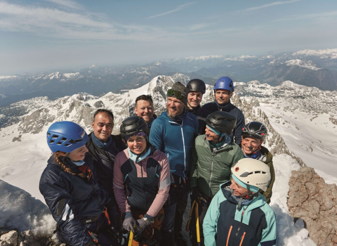 Hermann Maier und die neun Unternehmer:innen auf dem Dachstein