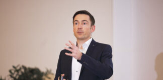 Manuel Schwarzinger, Bereichsleiter IT und Digitalisierung bei der Raiffeisenlandesbank Oberösterreich, im Vortrag.