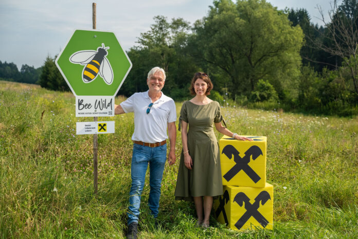 Bernhard Krautzer, Institutsleiter für Pflanzenbau und Kulturlandschaft an der HBLFA Raumberg-Gumpenstein, und Ariane Pfleger freuen sich über die neu geschützte Wildbienenweide.