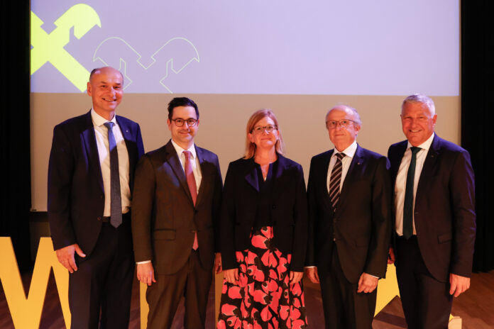 Klaus Drabek, Johannes Rehulka, Bettina Hametner, Adolf Nefischer und Johann Fröschl bei der Generalversammlung der Raiffeisenbank Perg