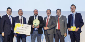 Generalsekretär Johannes Rehulka (links), Generalanwalt Erwin Hameseder (4. von links) und Manuel Hanselmann, Leiter der Stabstelle „Kompetenzzentrum Genossenschaft“ im ÖRV (rechts) überreichten den Preis an die Vertreter von „Zellerndorf6 Miteinander“.