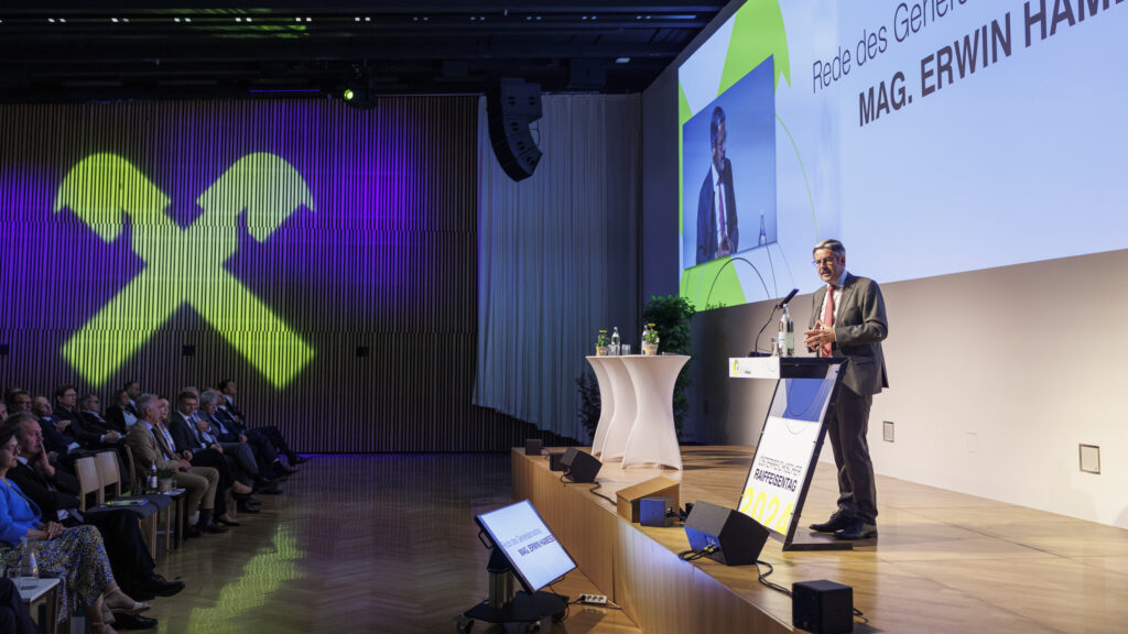 „Raiffeisen steht nicht still, Raiffeisen gestaltet“, betont Generalanwalt Erwin Hameseder in seiner Rede beim Raiffeisentag 2024 in Alpbach.