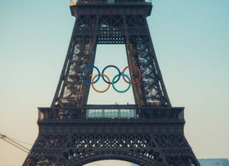 Die olympischen RInge am Eiffelturm