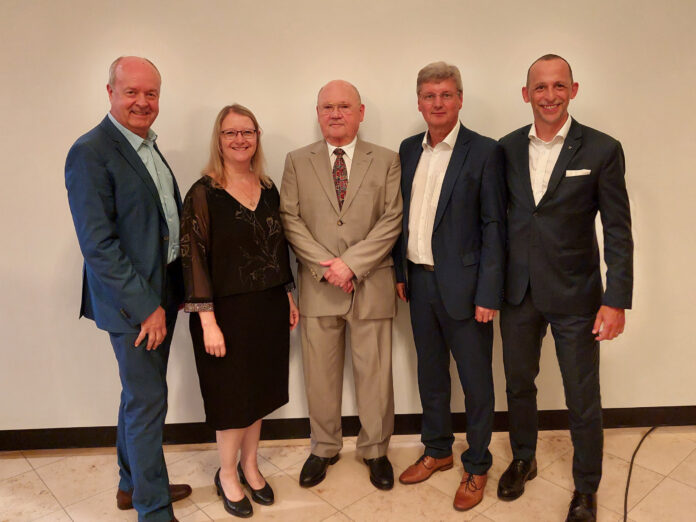 Gruppenfoto bei der Generalversammlung der Raiffeisenbank Wienerwald: Aufsichtsratsvorsitzender Anton Hechtl, Alexandra Tychi, Emmerich Berghofer, Alfons Neumayer und Alexander Stegbauer