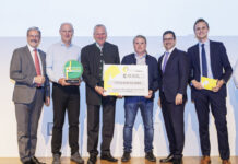 Generalanwalt Erwin Hameseder (links), Generalsekretär Johannes Rehulka (2. von rechts) und Manuel Hanselmann, Leiter der Stabstelle „Kompetenzzentrum Genossenschaft“ im ÖRV (rechts), überreichten den Genius Award an das Siegerteam.