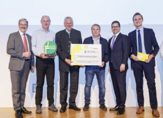 Generalanwalt Erwin Hameseder (links), Generalsekretär Johannes Rehulka (2. von rechts) und Manuel Hanselmann, Leiter der Stabstelle „Kompetenzzentrum Genossenschaft“ im ÖRV (rechts), überreichten den Genius Award an das Siegerteam.