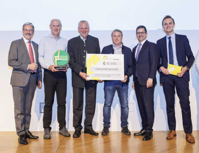 Generalanwalt Erwin Hameseder (links), Generalsekretär Johannes Rehulka (2. von rechts) und Manuel Hanselmann, Leiter der Stabstelle „Kompetenzzentrum Genossenschaft“ im ÖRV (rechts), überreichten den Genius Award an das Siegerteam.