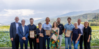 Gruppenfoto bei der #beeraiffeisenAWARD-Verleihung: Reinhard Mayr, Peter Kathrein, Geschäftsleiter der Raiffeisenbank Serfaus-Fiss-Ried, Max und Heike Rietzler, Thomas Berti, Corinna und Martin Sonderegger, Florian Jeram-Kofler, Lea Ventura und Bürgermeister Rudolf Puecher aus Brixlegg und Christine Hofer