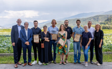 Gruppenfoto bei der #beeraiffeisenAWARD-Verleihung: Reinhard Mayr, Peter Kathrein, Geschäftsleiter der Raiffeisenbank Serfaus-Fiss-Ried, Max und Heike Rietzler, Thomas Berti, Corinna und Martin Sonderegger, Florian Jeram-Kofler, Lea Ventura und Bürgermeister Rudolf Puecher aus Brixlegg und Christine Hofer