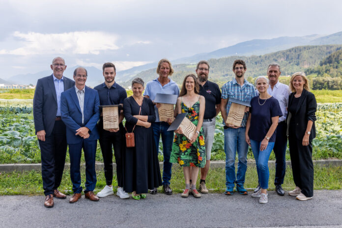 Gruppenfoto bei der #beeraiffeisenAWARD-Verleihung: Reinhard Mayr, Peter Kathrein, Geschäftsleiter der Raiffeisenbank Serfaus-Fiss-Ried, Max und Heike Rietzler, Thomas Berti, Corinna und Martin Sonderegger, Florian Jeram-Kofler, Lea Ventura und Bürgermeister Rudolf Puecher aus Brixlegg und Christine Hofer