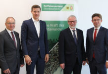 Genossenschaftsanwalt Walter Lederhilger, Matthias Gröger, Thomas Oberreiter und Verbandsdirektor Norman Eichinger bei der Funktionärstagung in Linz.