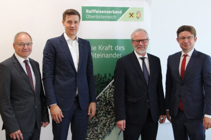 Genossenschaftsanwalt Walter Lederhilger, Matthias Gröger, Thomas Oberreiter und Verbandsdirektor Norman Eichinger bei der Funktionärstagung in Linz.