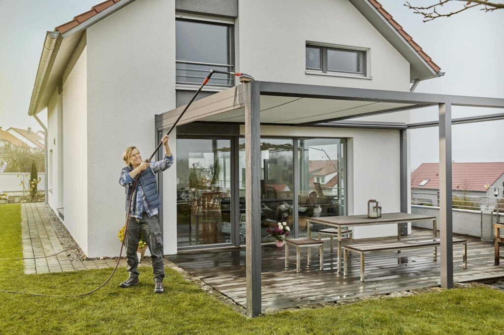 Terrasseputzen im Garten