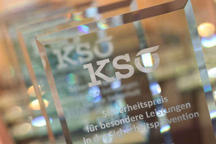 Ein Foto der Trophäen des KSÖ-Sicherheitspreis