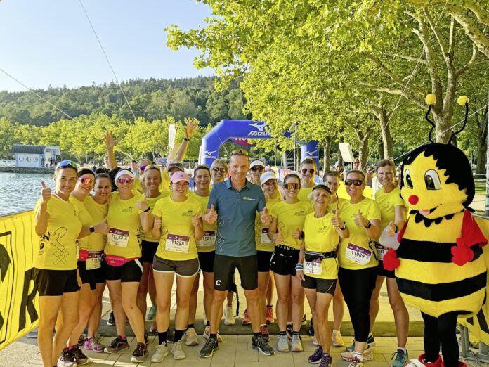 Manfred Wilhelmer (Mitte) feuerte das Raiffeisen Frauen-Laufteam an.