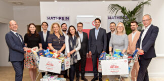 Kathrein-Mitarbeitende bei der Spendenübergabe