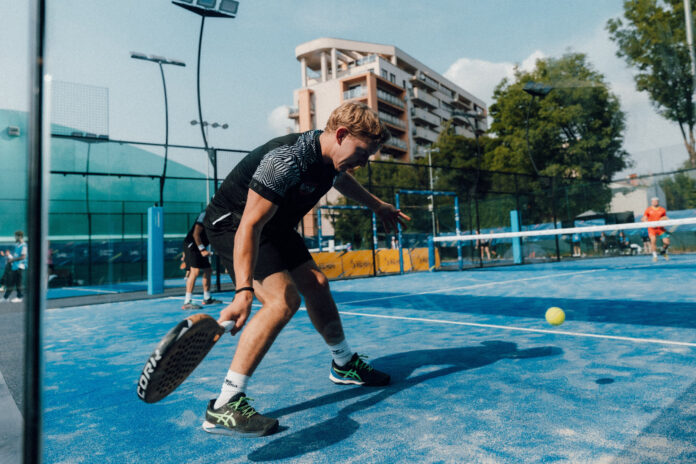 Padel-Tennis wird auch professionell gespielt, wie hier von Hannes David Pilser bei den European Games 2023 in Krakau.