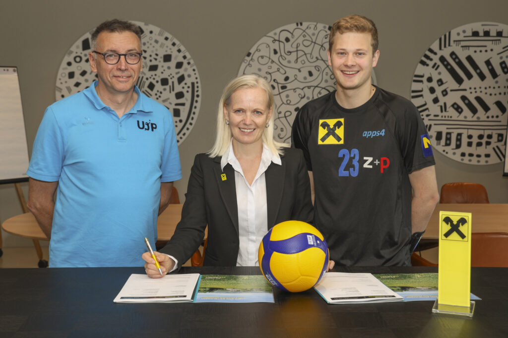 Sektionsleiter-Stv. Robert Wunderl, Ernestine Grießler sowie Spieler Matthias Hofinger bei der Unterzeichnung des Sponsorvertrages.