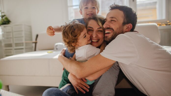 Familie umarmt sich, als Symbolbild für Kinderkrankenversicherung