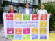 Petra Ibounig-Eixelsberger (Nachhaltigkeits­beauftragte), Gert Spanz und Wolfgang Saiwald (Projektmanager Nachhaltigkeit) hissen die SDG-Flagge.