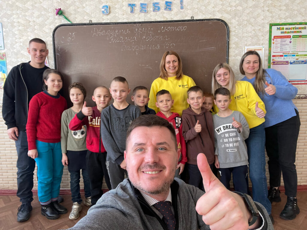 Dank der Hilfe durch die CEE Charity wurden in einer Schule in Kirovohrad die Klassenzimmer für 106 Kinder mit besonderen Betreuungsbedürfnissen mit neuen Schulmöbeln ausgestattet. © Stepic CEE Charity