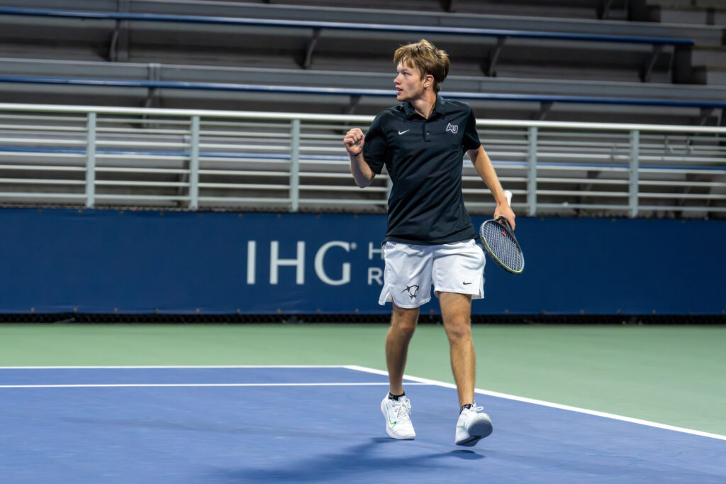 Viktor Hockl beim Tennisspielen