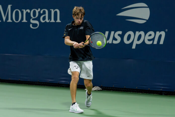 Viktor Hockl beim Tennisspielen