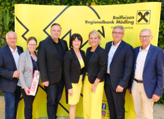 Altbürgermeister Hans Stefan Hintner, WK-Bezirksstellenleiterin Andrea Lautermüller, Bürgermeister Michael Danzinger, Geschäftsleiterin Sonja Laimer, Doris Handler, Geschäftsleiter Thomas Schantz und Obmann Gerhard Kossina feierten 10 Jahre Raiffeisen Forum Mödling