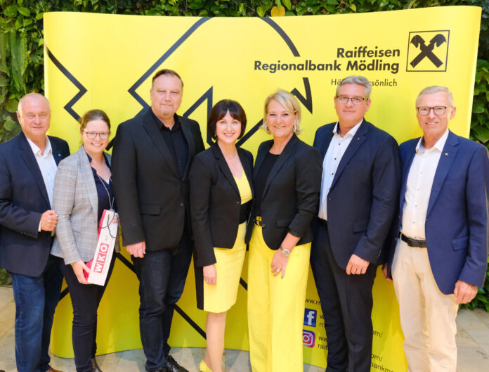 Altbürgermeister Hans Stefan Hintner, WK-Bezirksstellenleiterin Andrea Lautermüller, Bürgermeister Michael Danzinger, Geschäftsleiterin Sonja Laimer, Doris Handler, Geschäftsleiter Thomas Schantz und Obmann Gerhard Kossina feierten 10 Jahre Raiffeisen Forum Mödling