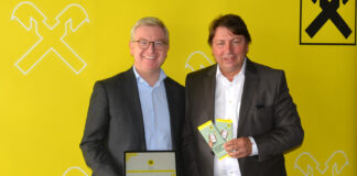 Michael Höllerer und Rudolf Könighofer präsentieren Raiffeisen Junior