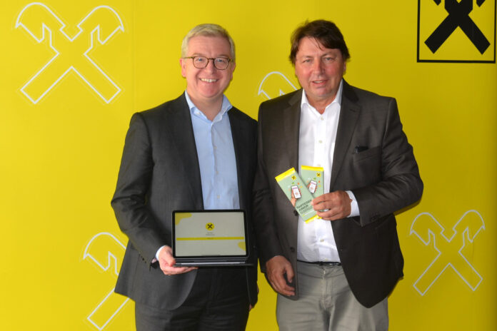 Michael Höllerer und Rudolf Könighofer präsentieren Raiffeisen Junior