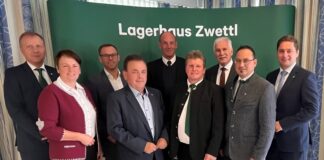 Gruppenbild von Geschäftsführer Wolfgang Gwiß, Andrea Wagner, Vizepräsidentin der LK NÖ, Revisor Franz Leidler, AR-Vorsitzender Franz Mold, Alexander Pilarski, RWA Verbund- und Unternehmensentwicklung, Obmann Erich Fuchs, Gerhard Preiß, Obmann der Raiffeisenbank Region Waldviertel Mitte, Geschäftsführer Wolfgang Häusler und der Abgeordnete zum Nationalrat Lukas Brandweiner