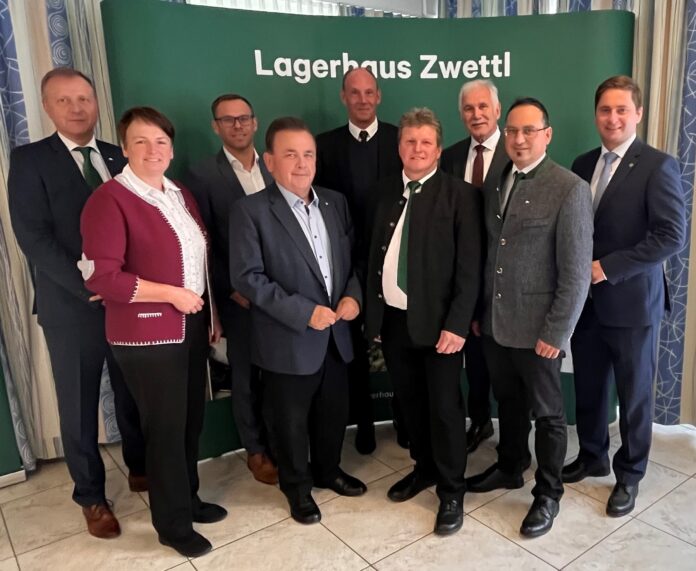 Gruppenbild von Geschäftsführer Wolfgang Gwiß, Andrea Wagner, Vizepräsidentin der LK NÖ, Revisor Franz Leidler, AR-Vorsitzender Franz Mold, Alexander Pilarski, RWA Verbund- und Unternehmensentwicklung, Obmann Erich Fuchs, Gerhard Preiß, Obmann der Raiffeisenbank Region Waldviertel Mitte, Geschäftsführer Wolfgang Häusler und der Abgeordnete zum Nationalrat Lukas Brandweiner